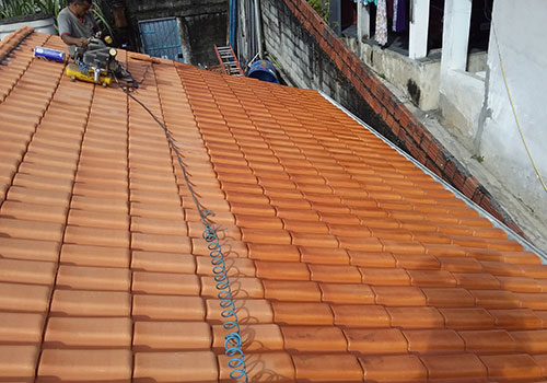 Aplicação de resina em telhado da região na Pirapora do Bom Jesus